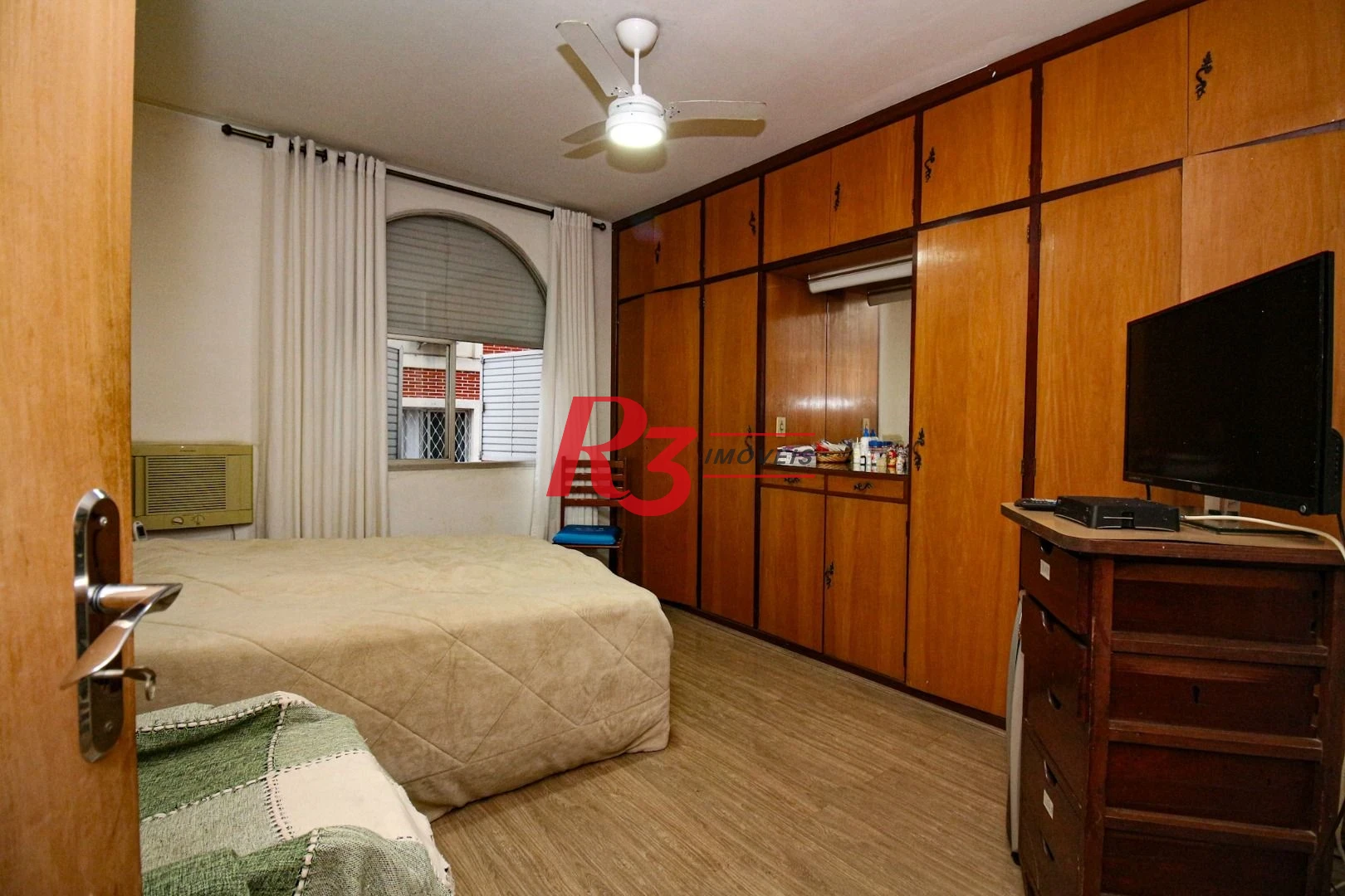 Oportunidade na Vila Rica em Santos, 347 m², 4 quartos, 2 suítes, 2 vagas, condição muito especial, local nobre!