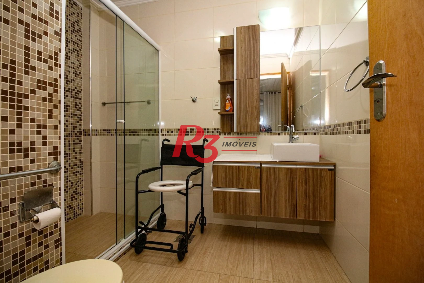 Oportunidade na Vila Rica em Santos, 347 m², 4 quartos, 2 suítes, 2 vagas, condição muito especial, local nobre!
