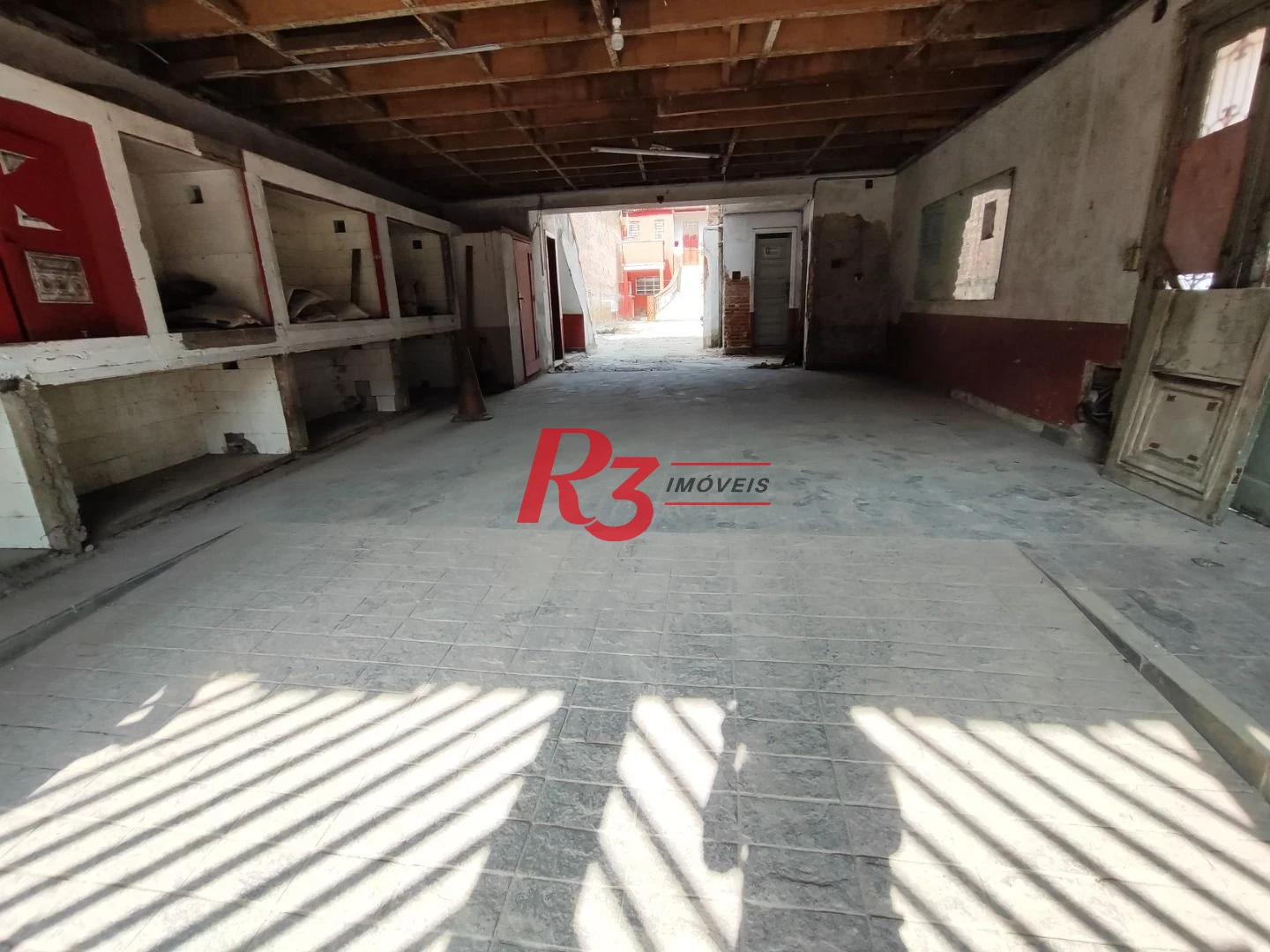 R3 REAL ESTATE ALUGA PARA FINS COMERCIAIS! Sobrado com 1864 m² por R$ 45.000/mês - Paquetá - Santos/SP