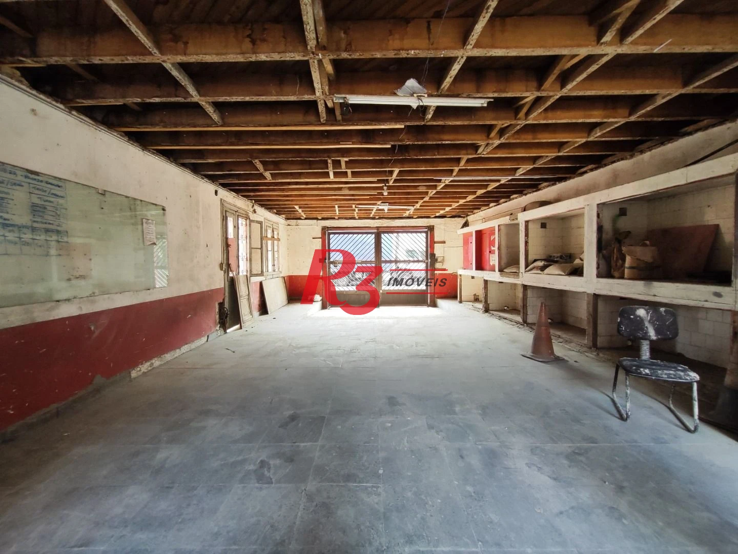 R3 REAL ESTATE ALUGA PARA FINS COMERCIAIS! Sobrado com 1864 m² por R$ 45.000/mês - Paquetá - Santos/SP