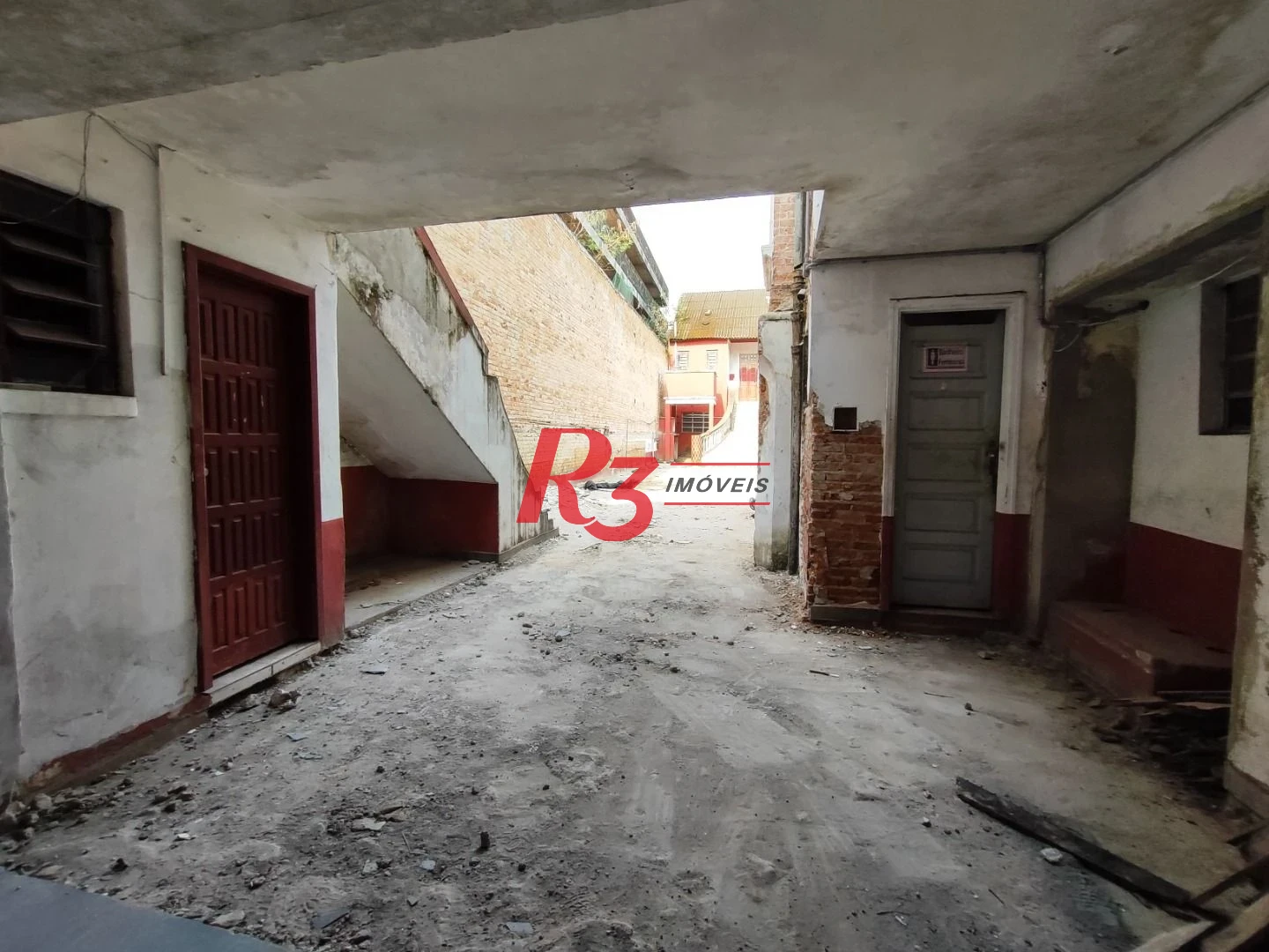 R3 REAL ESTATE ALUGA PARA FINS COMERCIAIS! Sobrado com 1864 m² por R$ 45.000/mês - Paquetá - Santos/SP