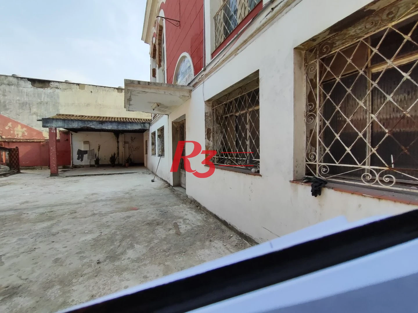 R3 REAL ESTATE ALUGA PARA FINS COMERCIAIS! Sobrado com 1864 m² por R$ 45.000/mês - Paquetá - Santos/SP