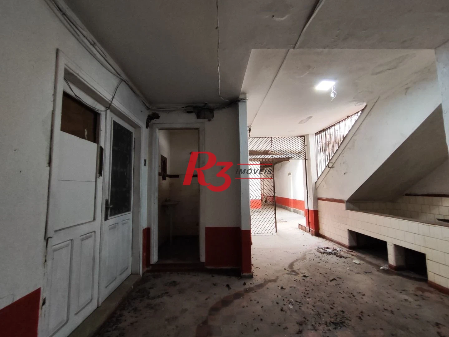 R3 REAL ESTATE ALUGA PARA FINS COMERCIAIS! Sobrado com 1864 m² por R$ 45.000/mês - Paquetá - Santos/SP