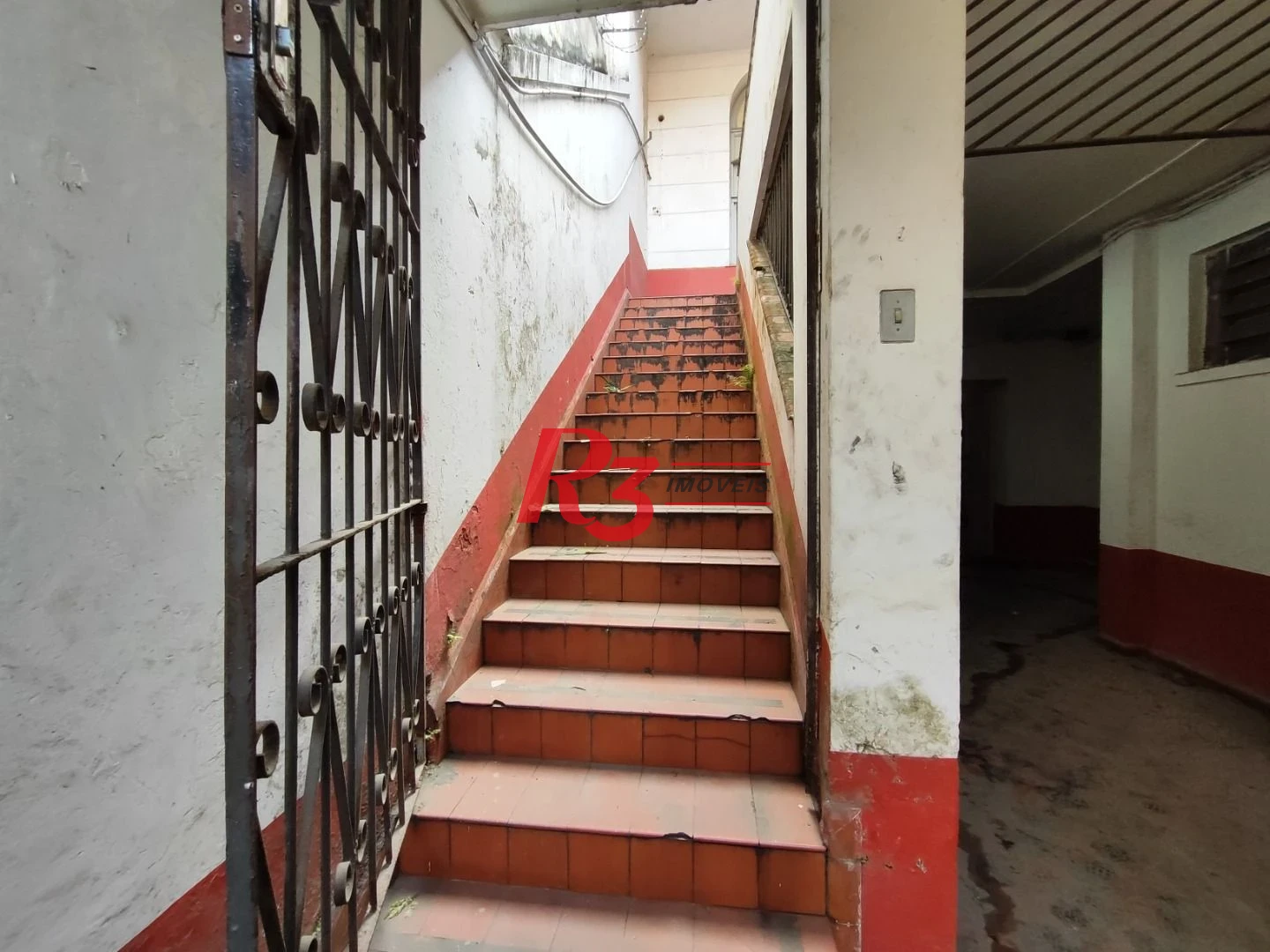 R3 REAL ESTATE ALUGA PARA FINS COMERCIAIS! Sobrado com 1864 m² por R$ 45.000/mês - Paquetá - Santos/SP