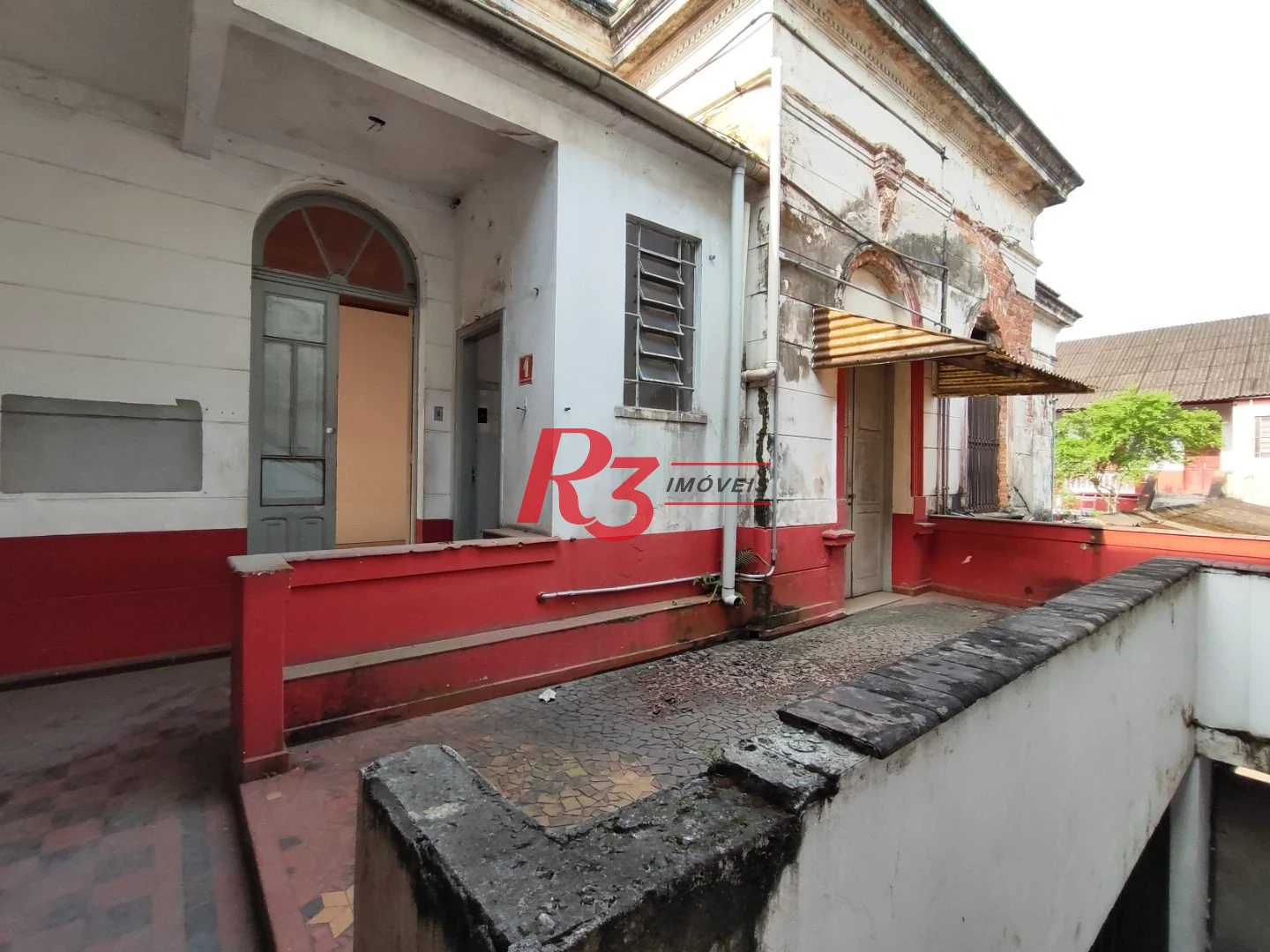 R3 REAL ESTATE ALUGA PARA FINS COMERCIAIS! Sobrado com 1864 m² por R$ 45.000/mês - Paquetá - Santos/SP