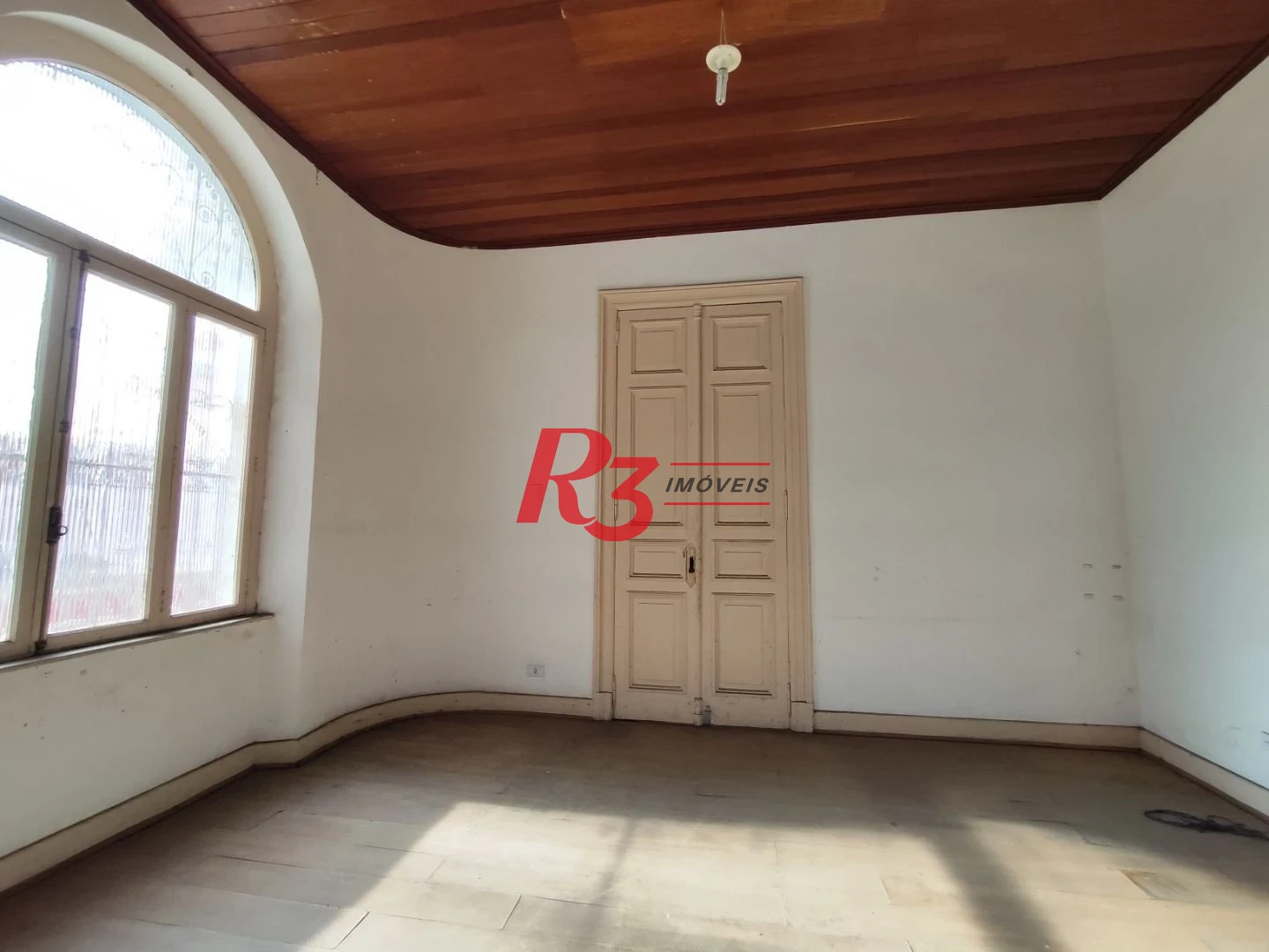 R3 REAL ESTATE ALUGA PARA FINS COMERCIAIS! Sobrado com 1864 m² por R$ 45.000/mês - Paquetá - Santos/SP