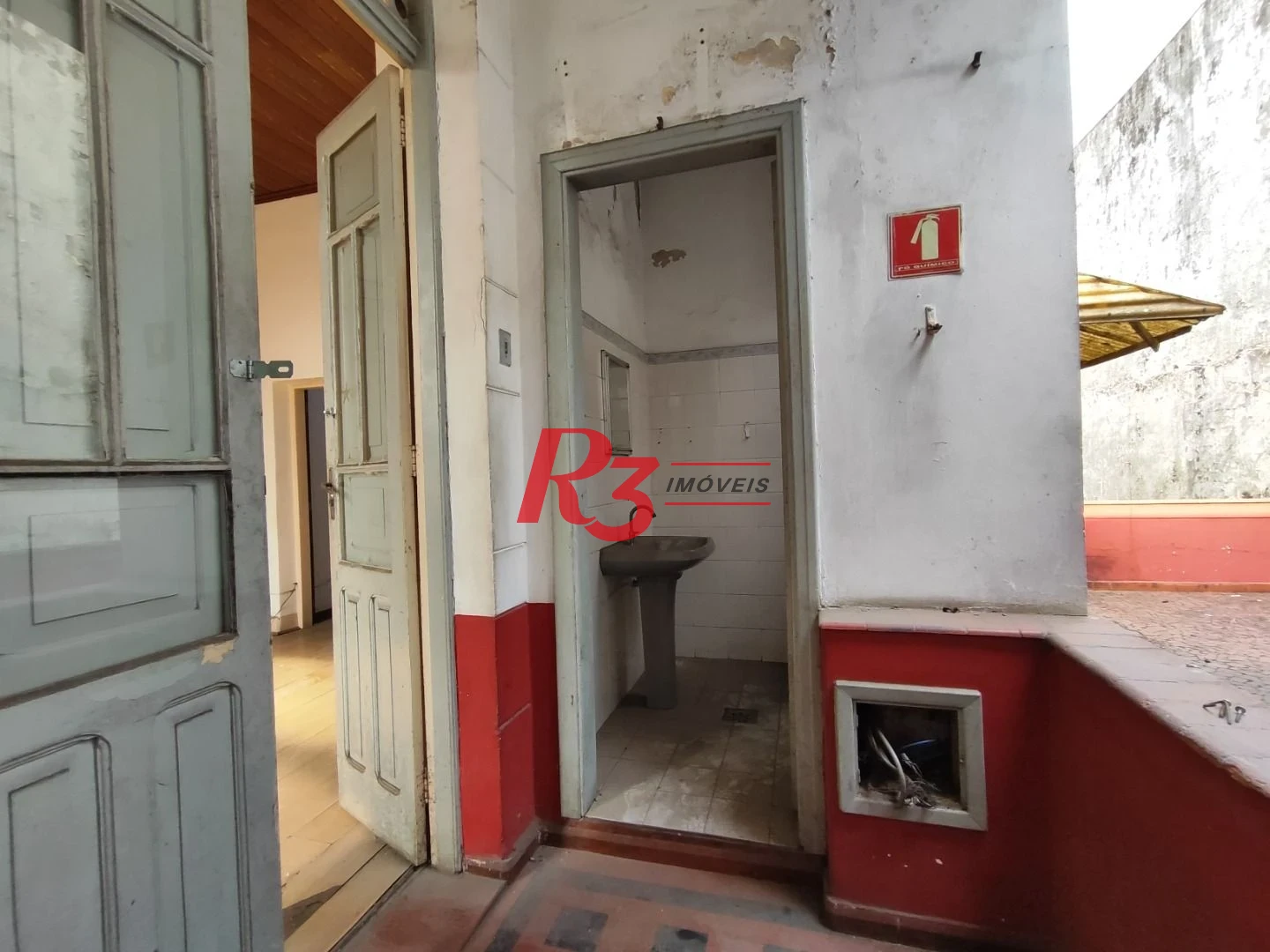 R3 REAL ESTATE ALUGA PARA FINS COMERCIAIS! Sobrado com 1864 m² por R$ 45.000/mês - Paquetá - Santos/SP