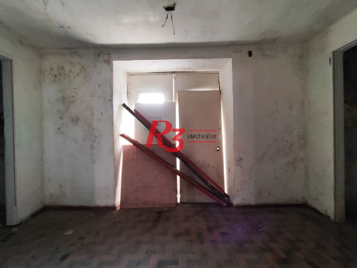 R3 REAL ESTATE ALUGA PARA FINS COMERCIAIS! Sobrado com 1864 m² por R$ 45.000/mês - Paquetá - Santos/SP