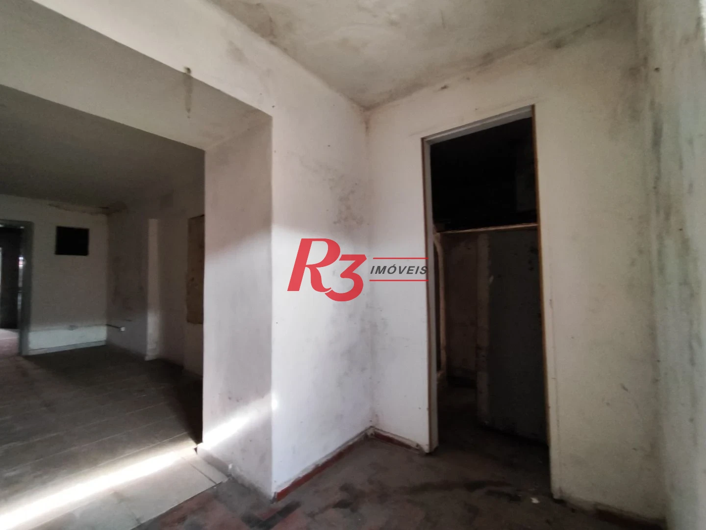 R3 REAL ESTATE ALUGA PARA FINS COMERCIAIS! Sobrado com 1864 m² por R$ 45.000/mês - Paquetá - Santos/SP