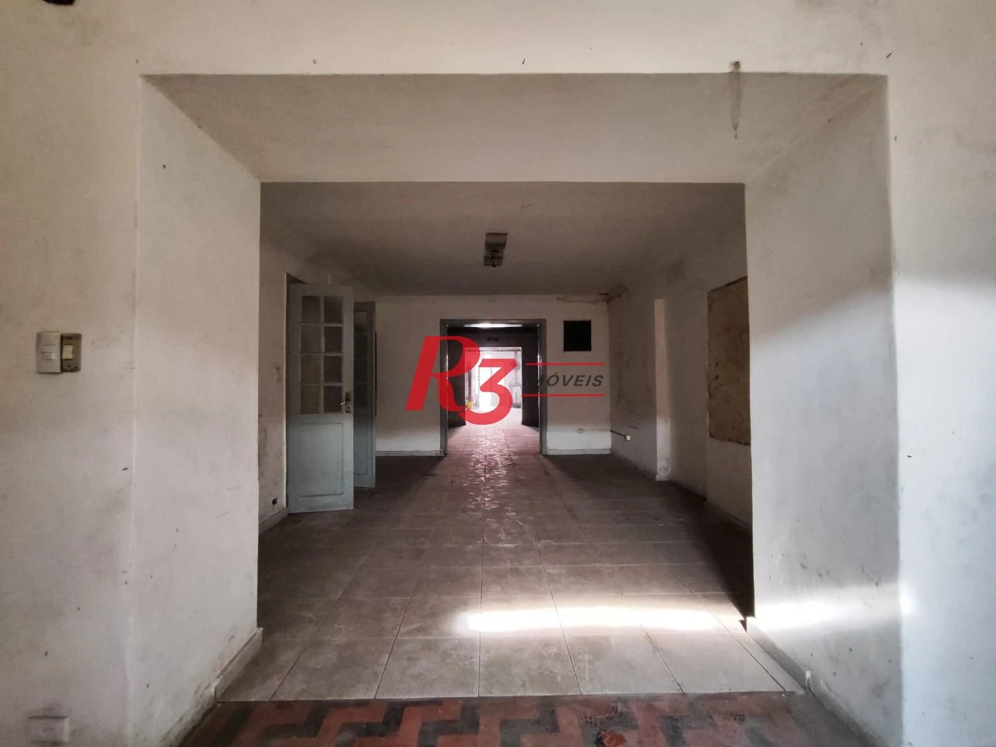 R3 REAL ESTATE ALUGA PARA FINS COMERCIAIS! Sobrado com 1864 m² por R$ 45.000/mês - Paquetá - Santos/SP