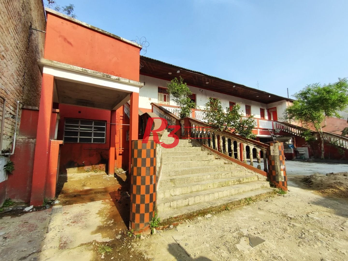 R3 REAL ESTATE ALUGA PARA FINS COMERCIAIS! Sobrado com 1864 m² por R$ 45.000/mês - Paquetá - Santos/SP