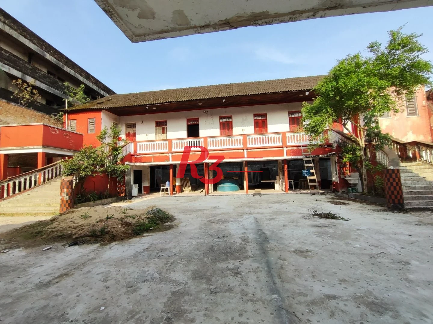 R3 REAL ESTATE ALUGA PARA FINS COMERCIAIS! Sobrado com 1864 m² por R$ 45.000/mês - Paquetá - Santos/SP