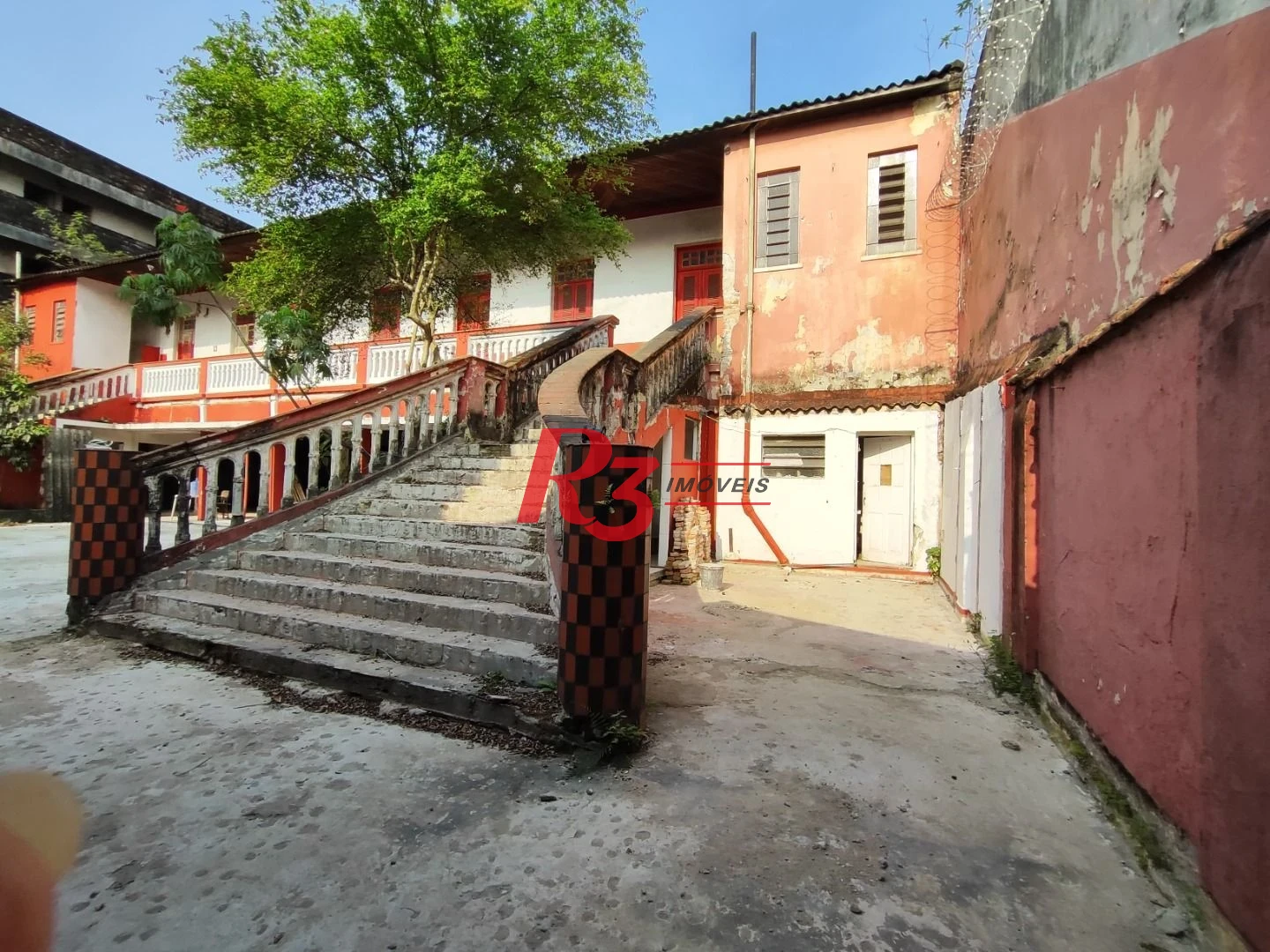 R3 REAL ESTATE ALUGA PARA FINS COMERCIAIS! Sobrado com 1864 m² por R$ 45.000/mês - Paquetá - Santos/SP