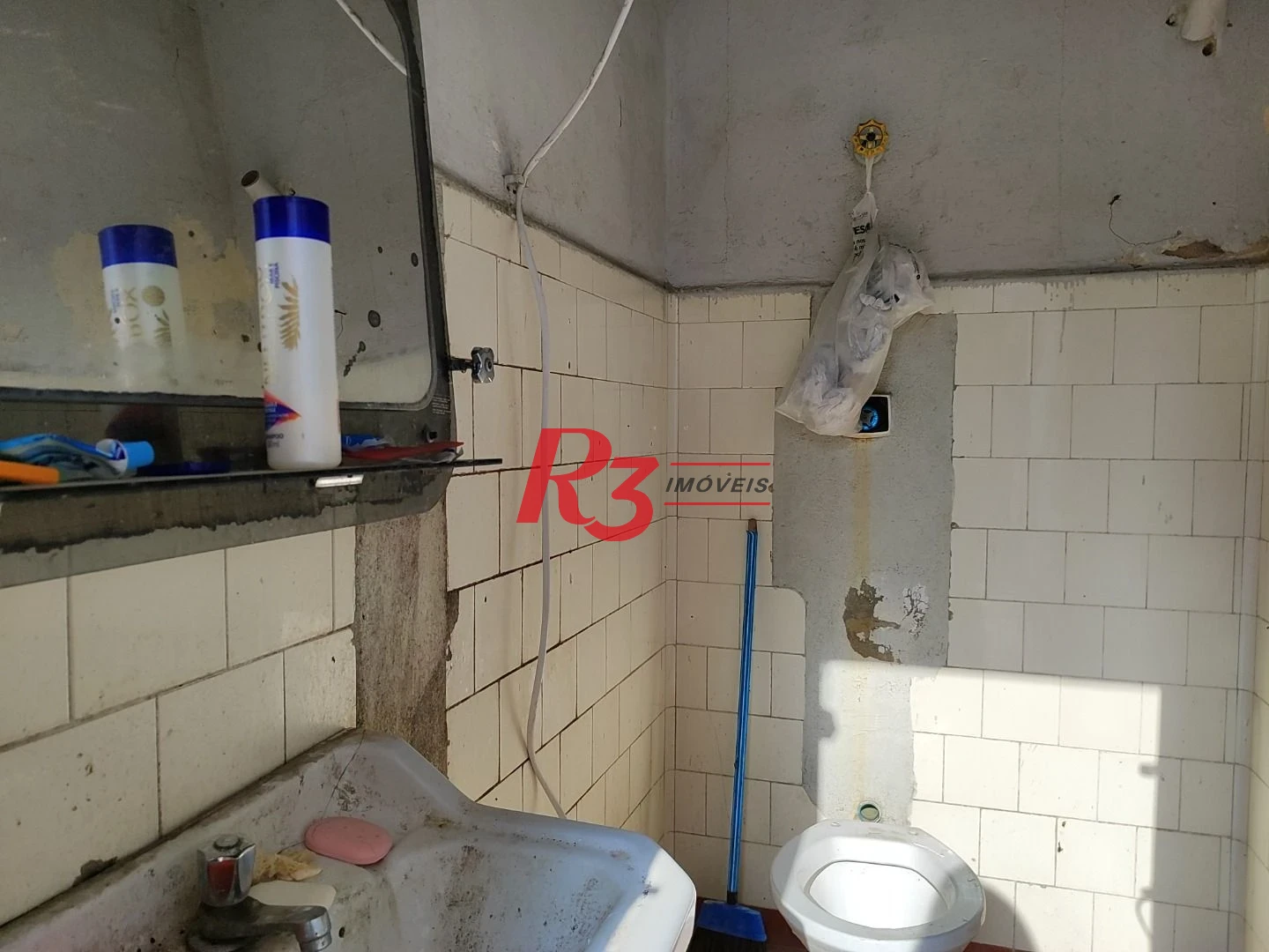 R3 REAL ESTATE ALUGA PARA FINS COMERCIAIS! Sobrado com 1864 m² por R$ 45.000/mês - Paquetá - Santos/SP