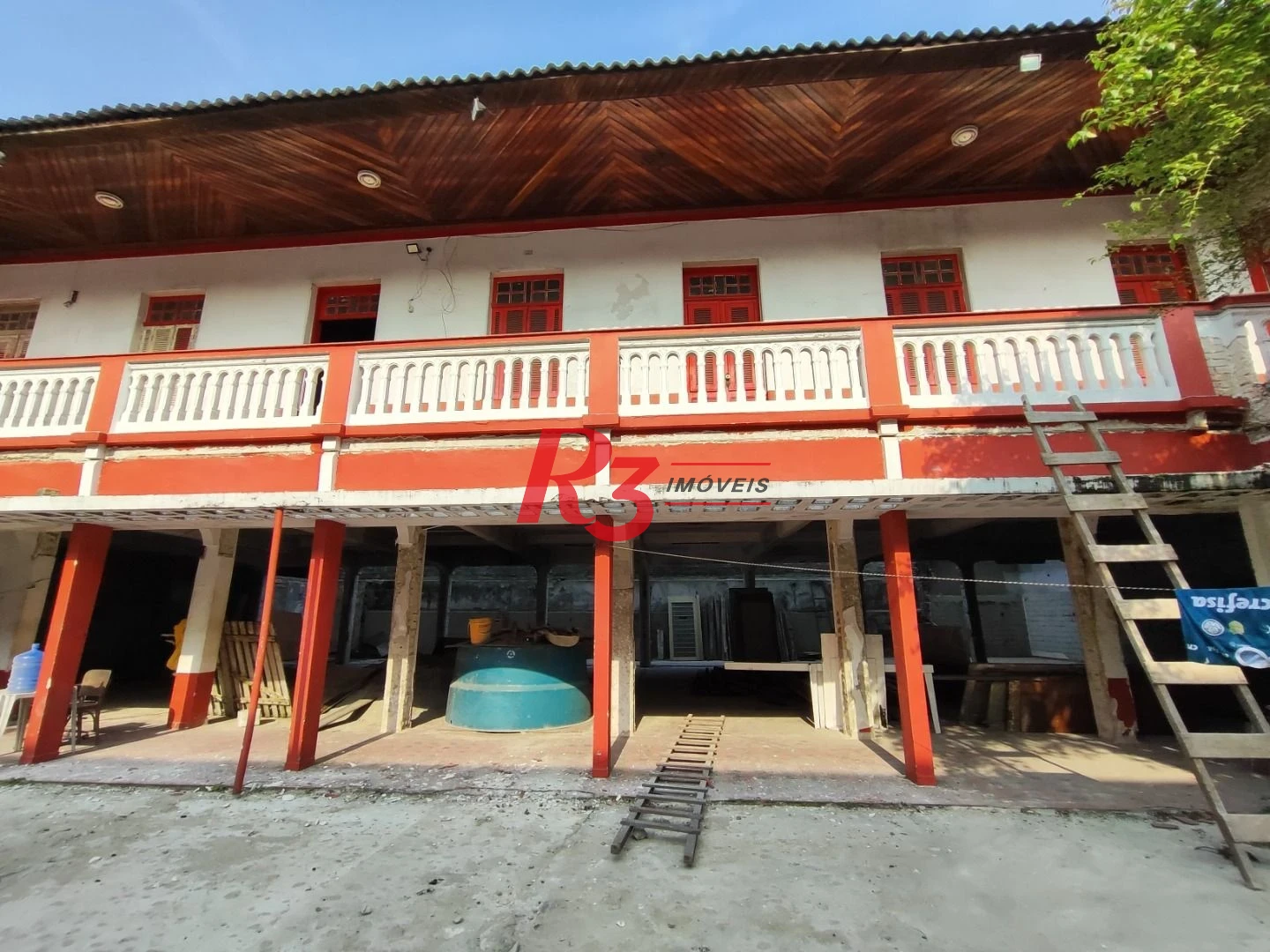 R3 REAL ESTATE ALUGA PARA FINS COMERCIAIS! Sobrado com 1864 m² por R$ 45.000/mês - Paquetá - Santos/SP