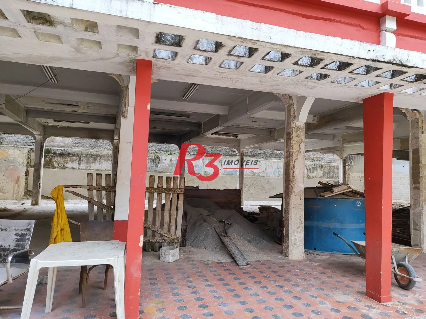 R3 REAL ESTATE ALUGA PARA FINS COMERCIAIS! Sobrado com 1864 m² por R$ 45.000/mês - Paquetá - Santos/SP