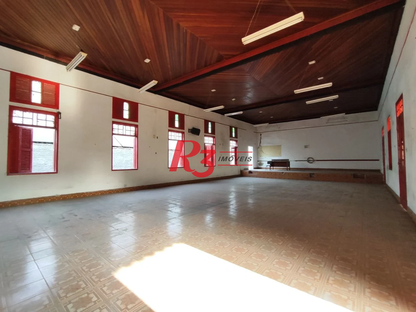 R3 REAL ESTATE ALUGA PARA FINS COMERCIAIS! Sobrado com 1864 m² por R$ 45.000/mês - Paquetá - Santos/SP
