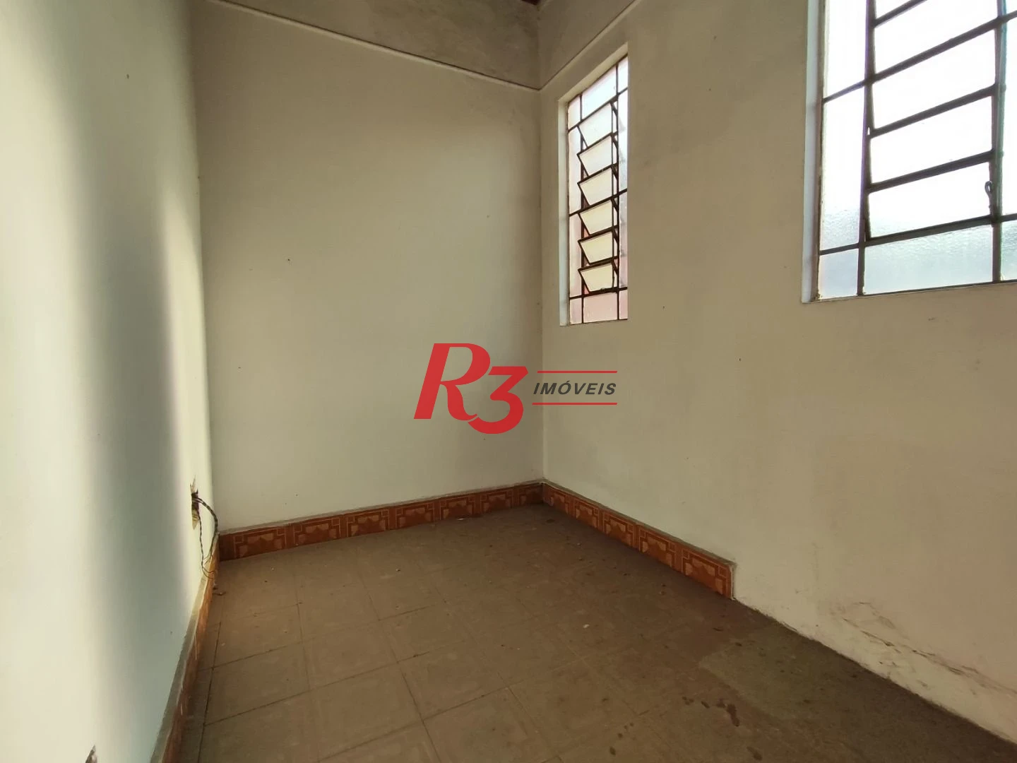 R3 REAL ESTATE ALUGA PARA FINS COMERCIAIS! Sobrado com 1864 m² por R$ 45.000/mês - Paquetá - Santos/SP