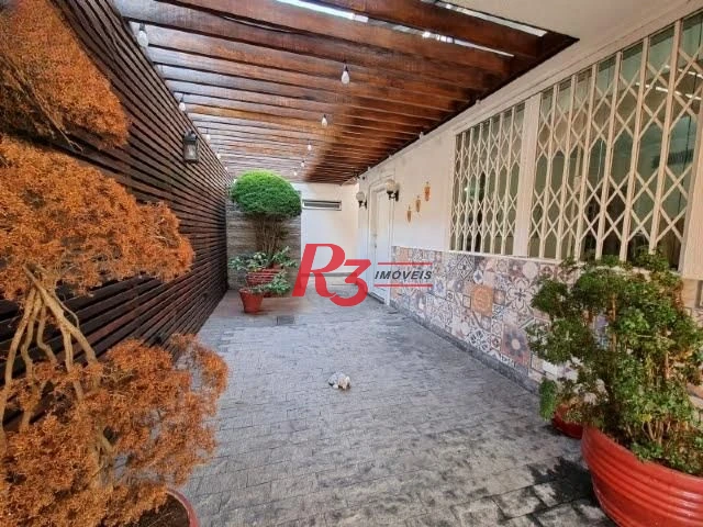 R3 REAL ESTATE ALUGA EXCELENTE CASA COM PISCINA NO BAIRRO DO BOQUEIRÃO, EM SANTOS.