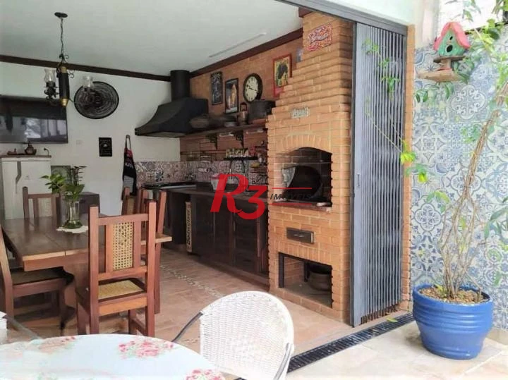 R3 REAL ESTATE ALUGA EXCELENTE CASA COM PISCINA NO BAIRRO DO BOQUEIRÃO, EM SANTOS.