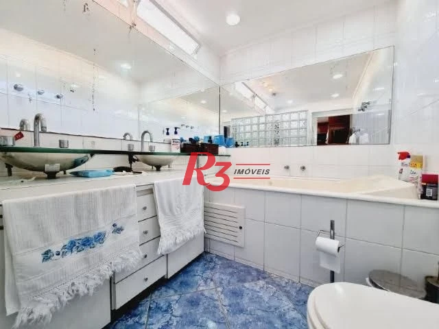 R3 REAL ESTATE ALUGA EXCELENTE CASA COM PISCINA NO BAIRRO DO BOQUEIRÃO, EM SANTOS.