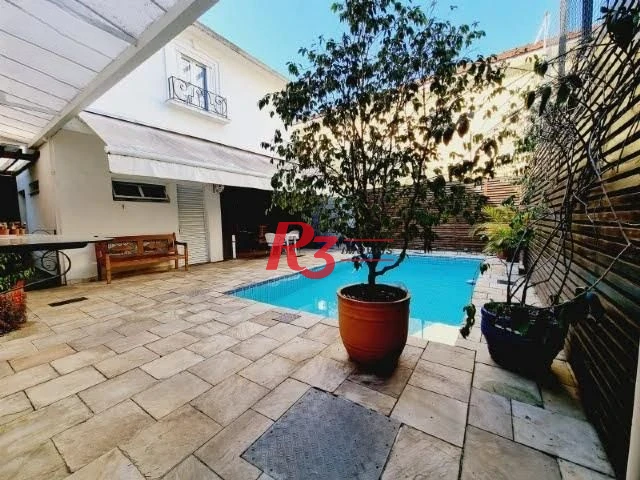 R3 REAL ESTATE ALUGA EXCELENTE CASA COM PISCINA NO BAIRRO DO BOQUEIRÃO, EM SANTOS.