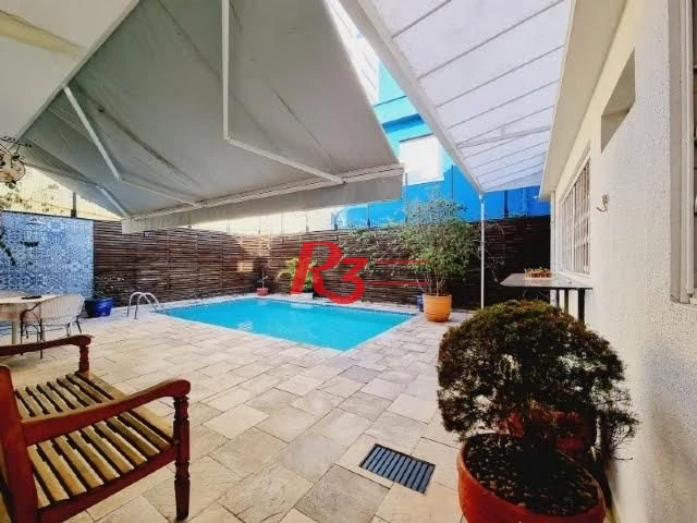 R3 REAL ESTATE ALUGA EXCELENTE CASA COM PISCINA NO BAIRRO DO BOQUEIRÃO, EM SANTOS.