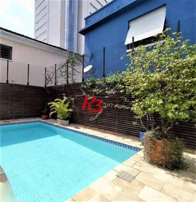 R3 REAL ESTATE ALUGA EXCELENTE CASA COM PISCINA NO BAIRRO DO BOQUEIRÃO, EM SANTOS.