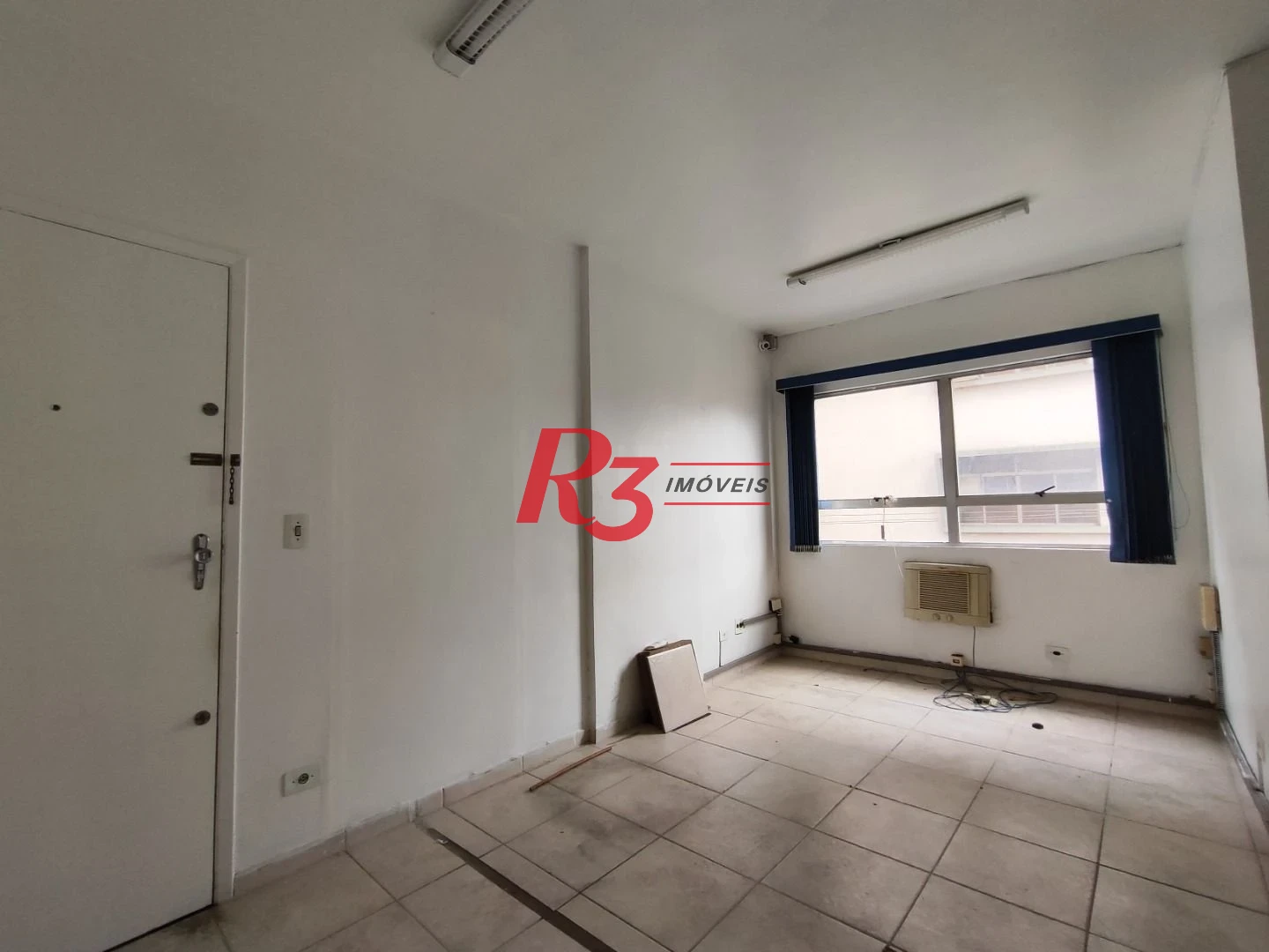 R3 REAL ESTATE VENDE OU ALUGA SALA COMERCIAL!  Sala, 34 m² - venda por R$ 250.000 ou aluguel por R$ 2.500/mês - Centro - Santos/SP