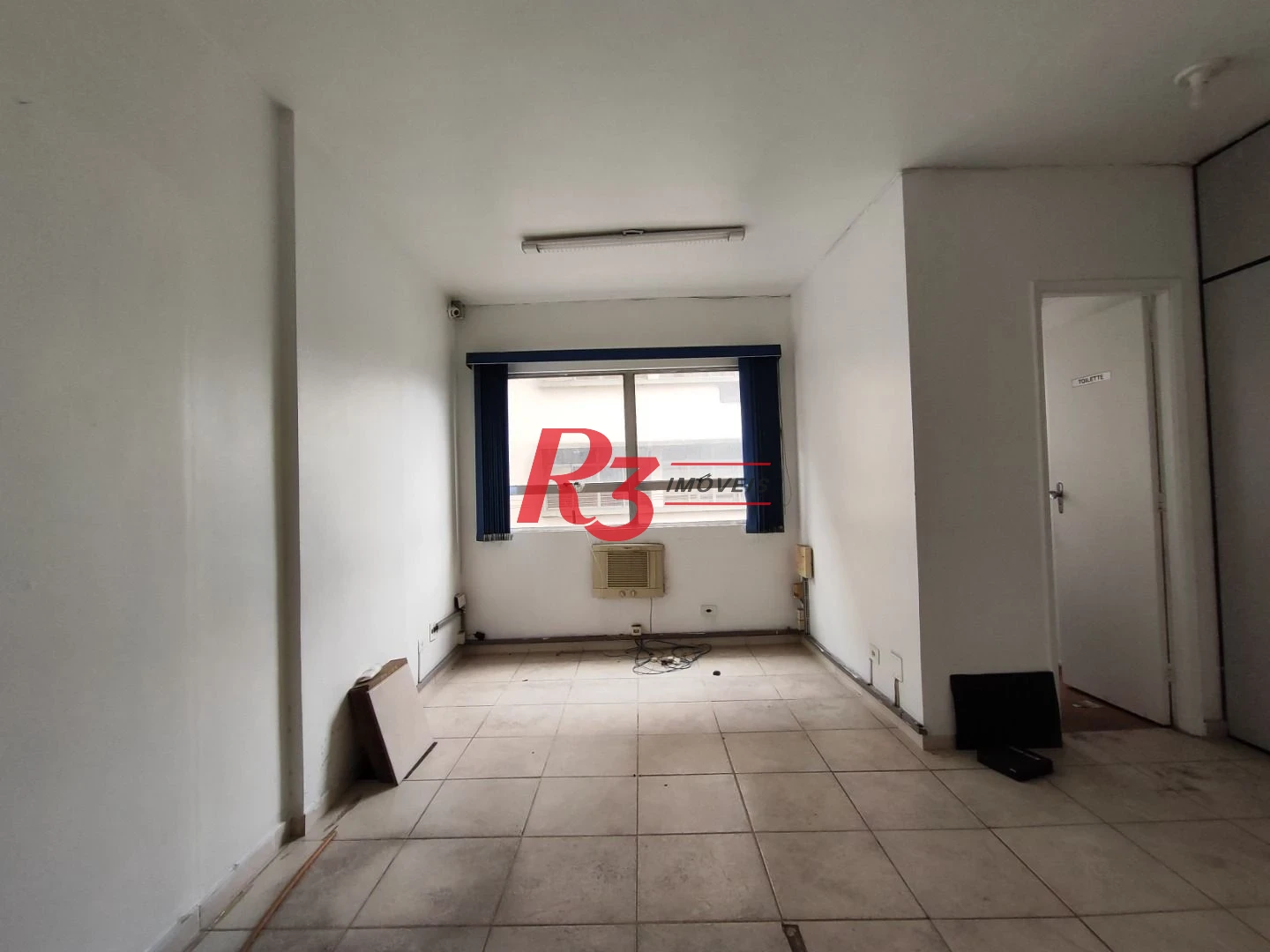 R3 REAL ESTATE VENDE OU ALUGA SALA COMERCIAL!  Sala, 34 m² - venda por R$ 250.000 ou aluguel por R$ 2.500/mês - Centro - Santos/SP