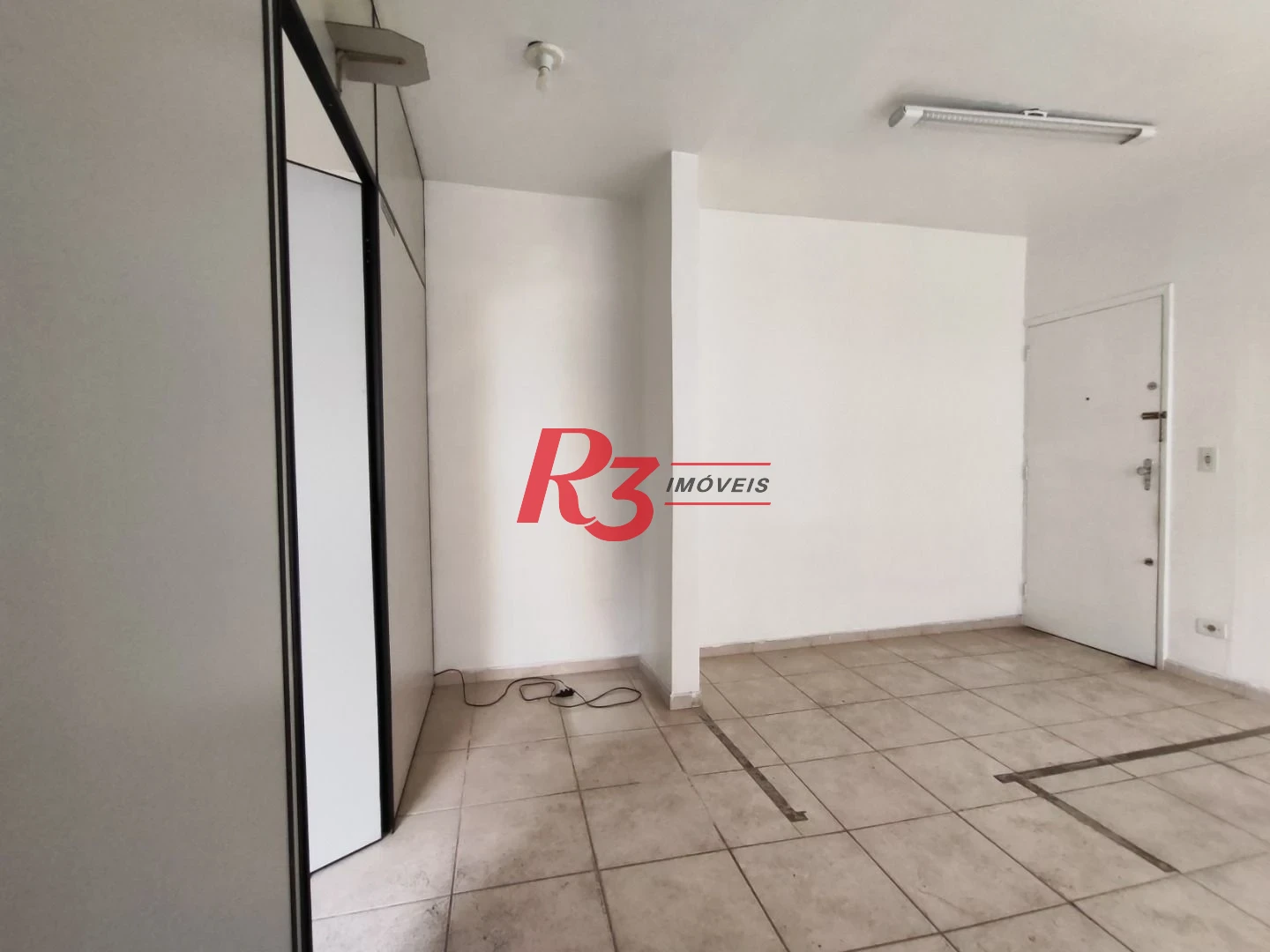 R3 REAL ESTATE VENDE OU ALUGA SALA COMERCIAL!  Sala, 34 m² - venda por R$ 250.000 ou aluguel por R$ 2.500/mês - Centro - Santos/SP