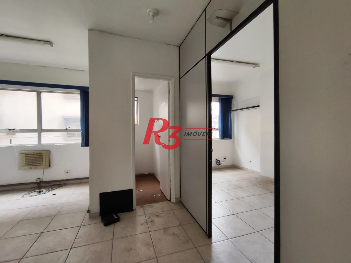 R3 REAL ESTATE VENDE OU ALUGA SALA COMERCIAL!  Sala, 34 m² - venda por R$ 250.000 ou aluguel por R$ 2.500/mês - Centro - Santos/SP