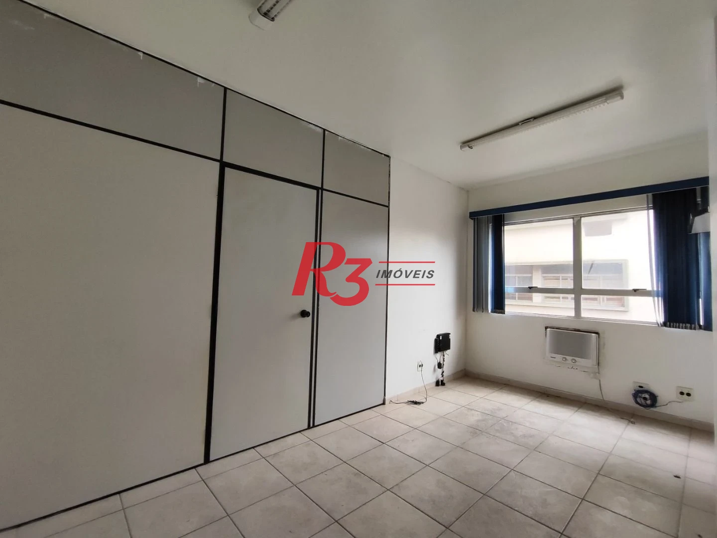 R3 REAL ESTATE VENDE OU ALUGA SALA COMERCIAL!  Sala, 34 m² - venda por R$ 250.000 ou aluguel por R$ 2.500/mês - Centro - Santos/SP