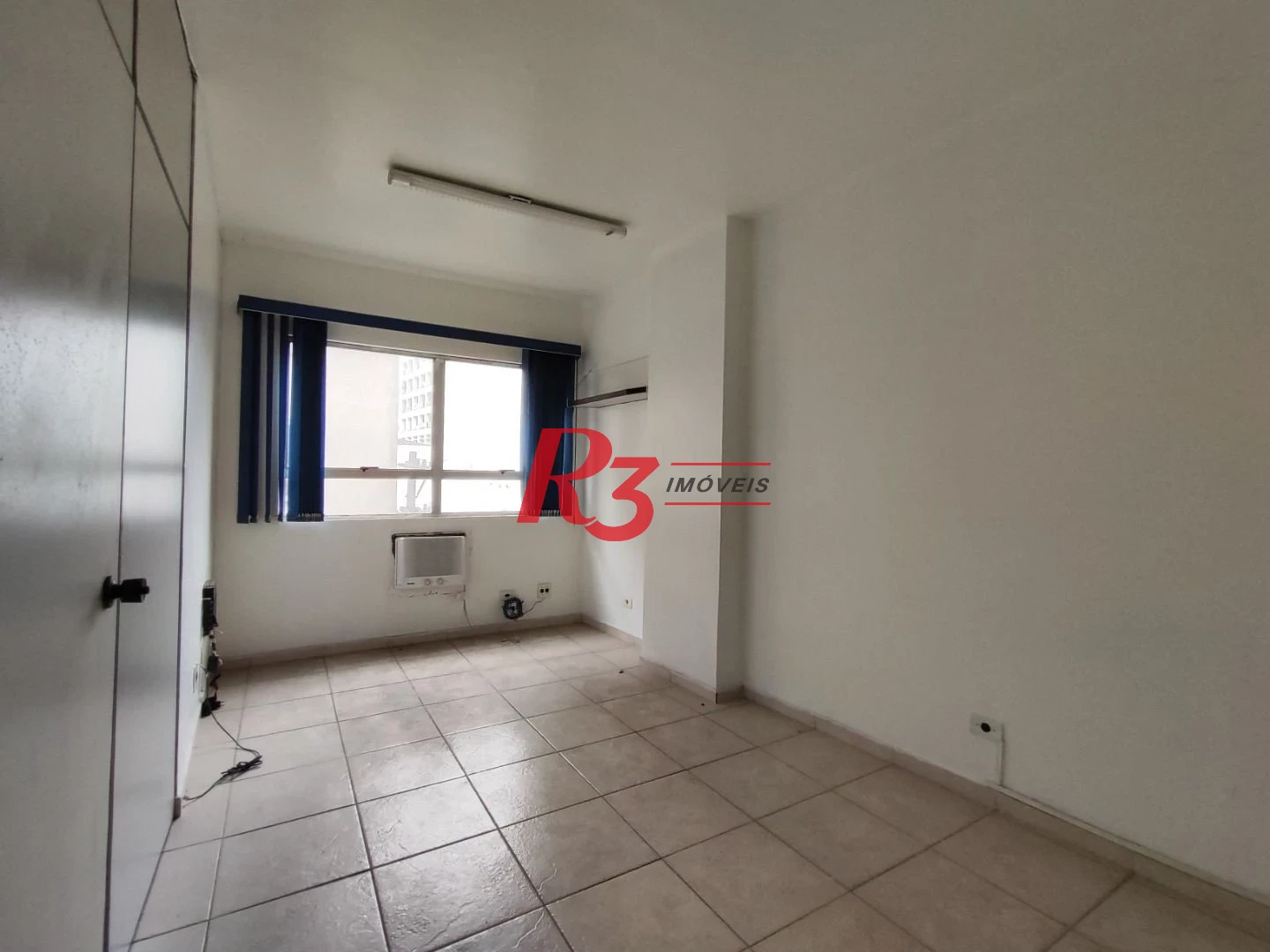 R3 REAL ESTATE VENDE OU ALUGA SALA COMERCIAL!  Sala, 34 m² - venda por R$ 250.000 ou aluguel por R$ 2.500/mês - Centro - Santos/SP