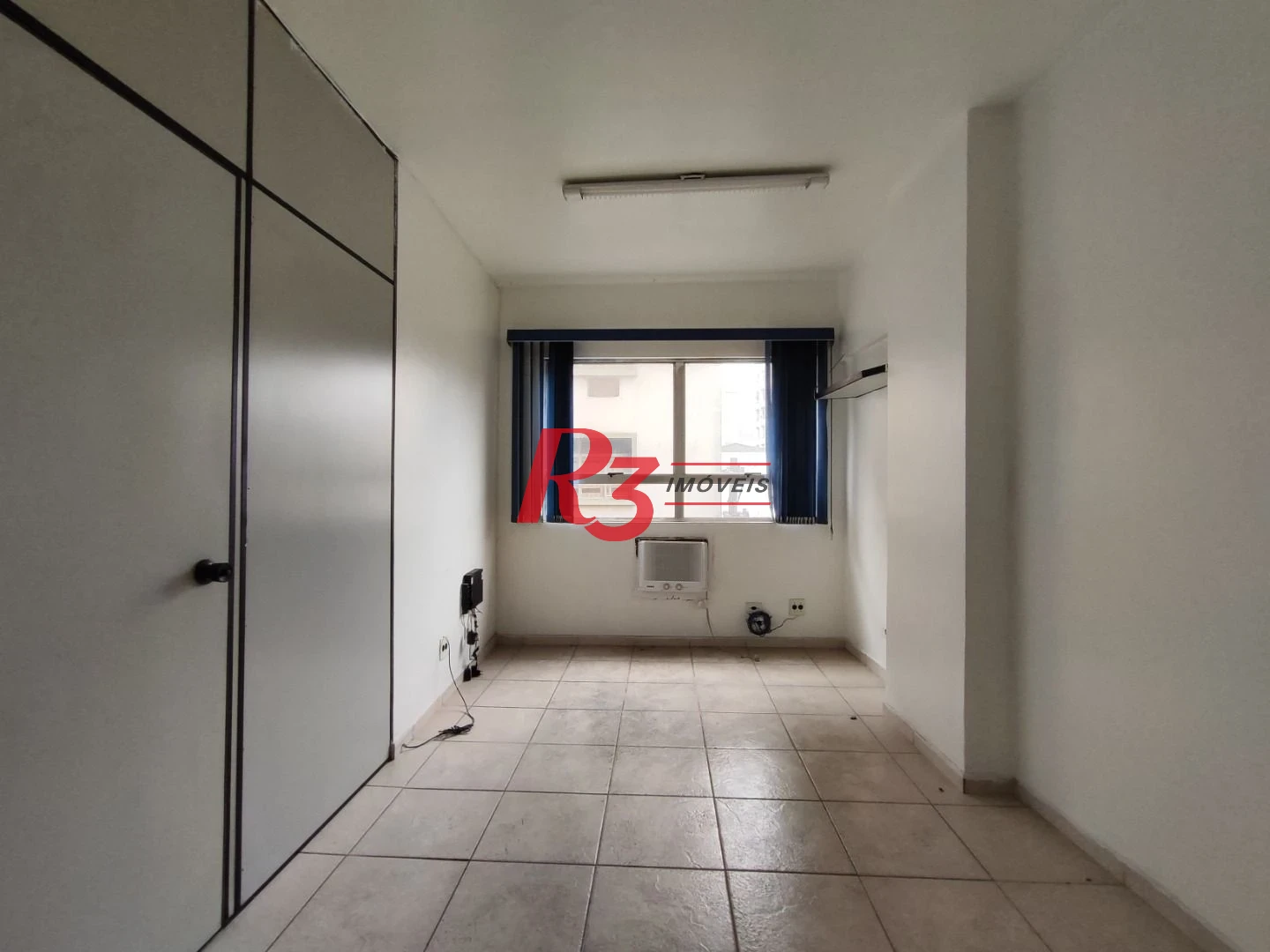 R3 REAL ESTATE VENDE OU ALUGA SALA COMERCIAL!  Sala, 34 m² - venda por R$ 250.000 ou aluguel por R$ 2.500/mês - Centro - Santos/SP