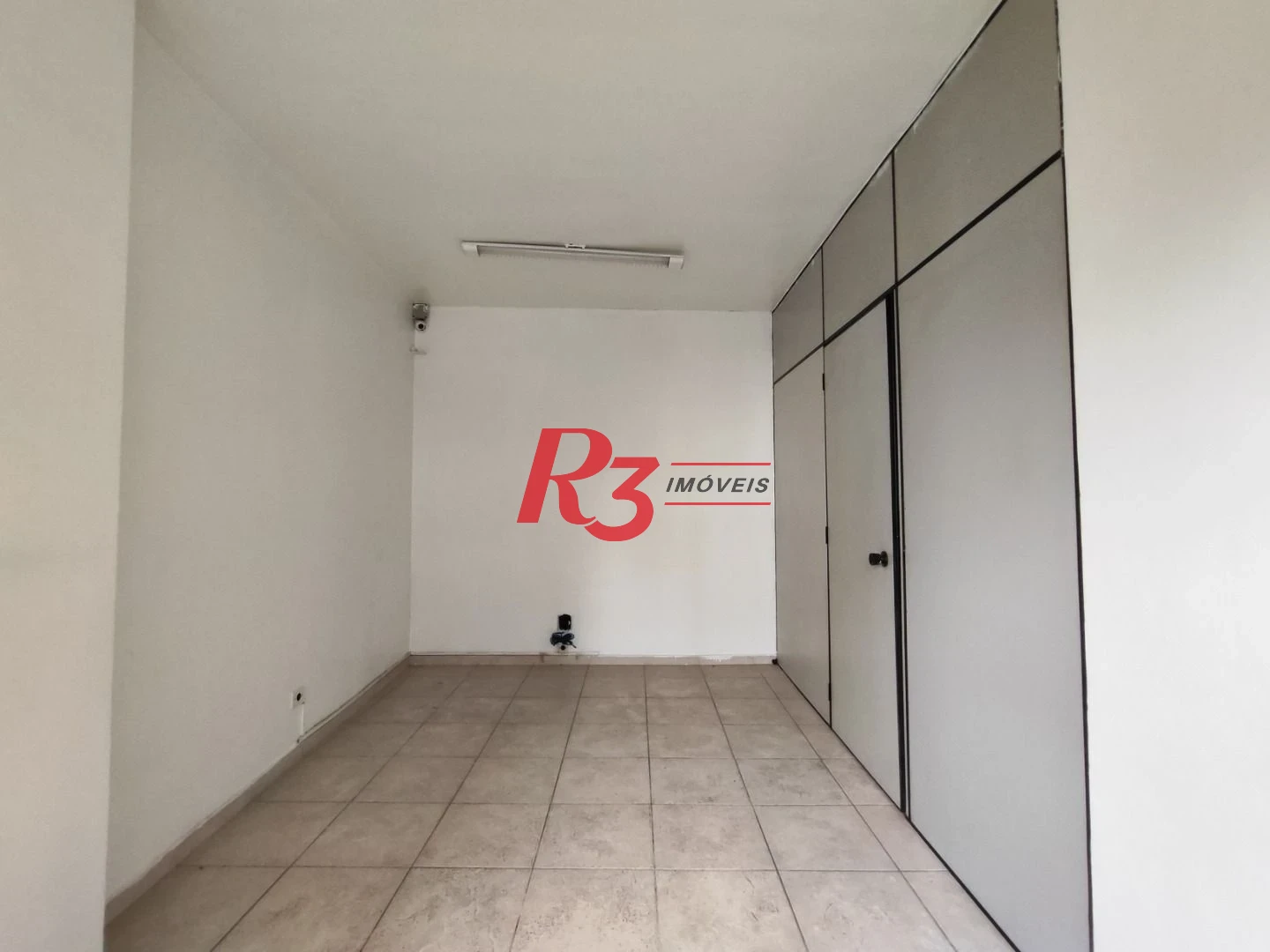 R3 REAL ESTATE VENDE OU ALUGA SALA COMERCIAL!  Sala, 34 m² - venda por R$ 250.000 ou aluguel por R$ 2.500/mês - Centro - Santos/SP