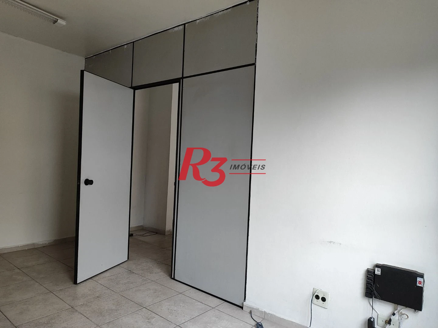 R3 REAL ESTATE VENDE OU ALUGA SALA COMERCIAL!  Sala, 34 m² - venda por R$ 250.000 ou aluguel por R$ 2.500/mês - Centro - Santos/SP