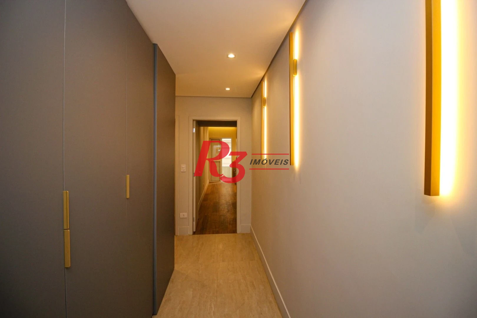 Apartamento com 3 Quartos à venda, 272 m² por R$ 2.950.000 - Gonzaga - Santos/SP