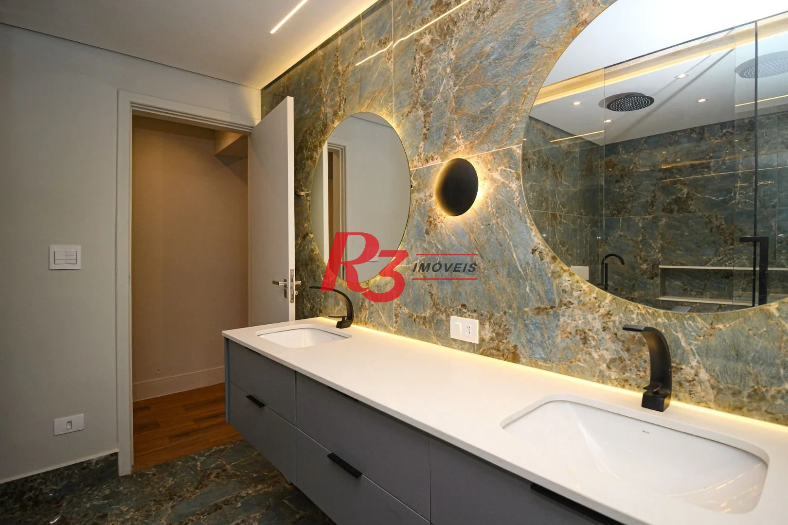 Apartamento com 3 Quartos à venda, 272 m² por R$ 2.950.000 - Gonzaga - Santos/SP