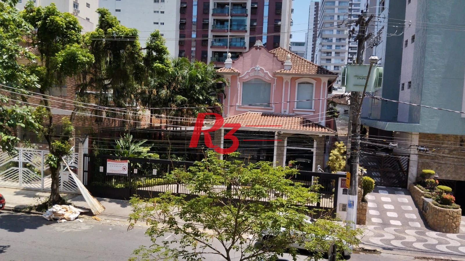 Excelente casa em bairro nobre de Santos.