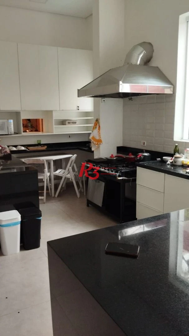 Excelente casa em bairro nobre de Santos.