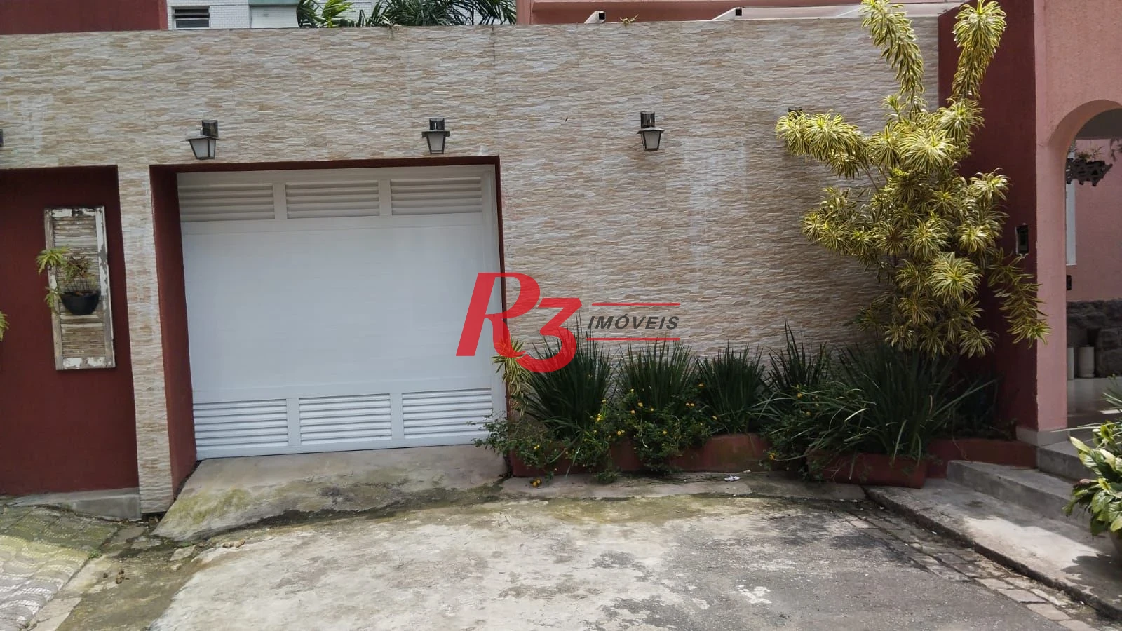 Excelente casa em bairro nobre de Santos.