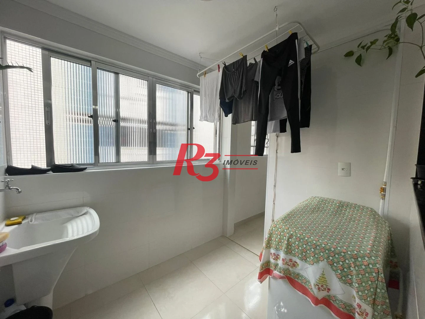 Apartamento á venda 2 quartos  Dependência Completa  1vg  quadra da Praia da Pompéia.