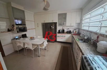 Casa com piscina no Embaré