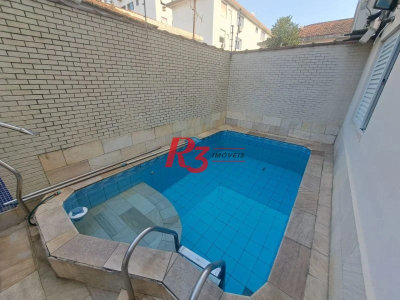 Casa com piscina no Embaré