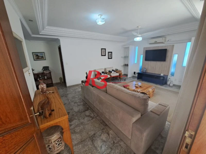 Casa com piscina no Embaré