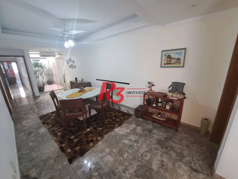 Casa com piscina no Embaré