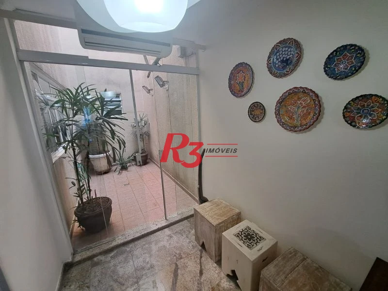 Casa com piscina no Embaré
