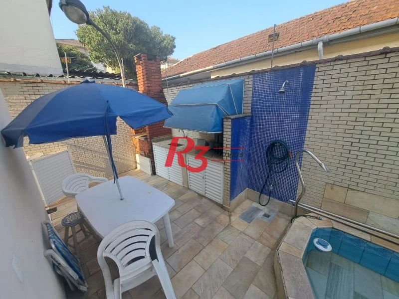 Casa com piscina no Embaré