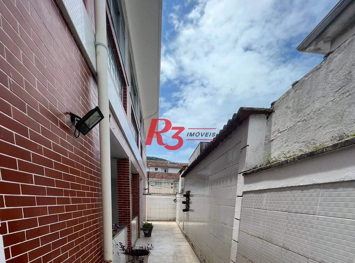 Casa com piscina e 3 suítes à venda, 315 m² por R$ 2.200.000 - Vila Belmiro - Santos/SP